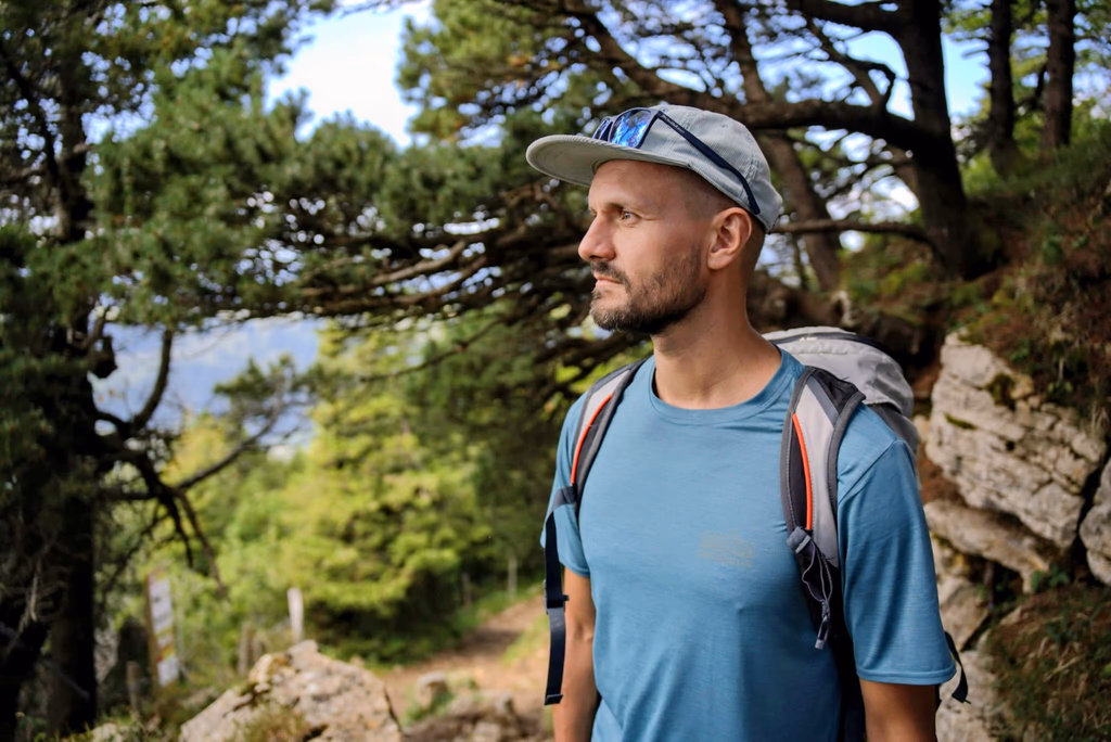 Martin Angehrn draussen in der Natur, nachdenklich in die Ferne blickend