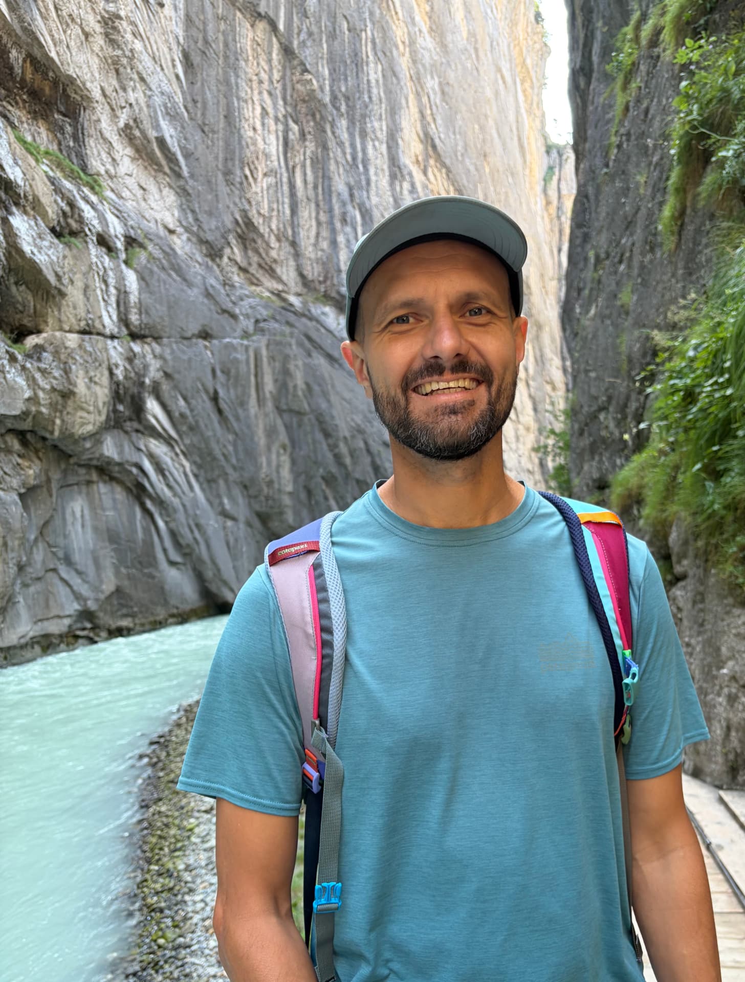 Martin Angehrn in einer Schlucht am türkisfarbenen Wasser