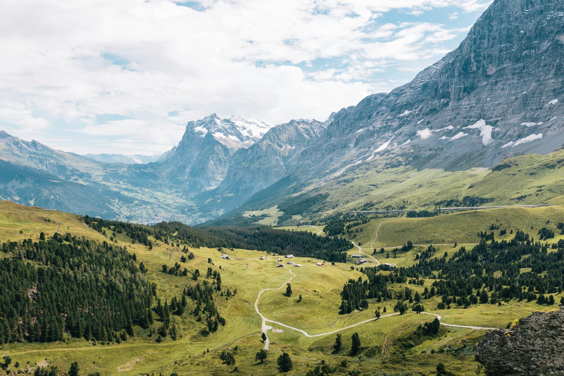 Bergpfad über eine Alpweide mit Blick in die Weite